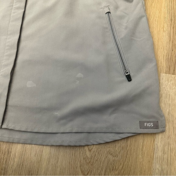 Figs Gray Limbe Pintuck Button Down Scrubs with Zipper Pockets size M - Picture 6 of 6